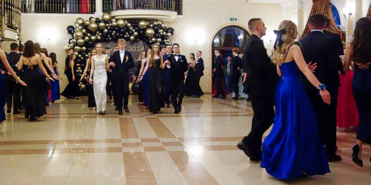 Mistrzowski polonez w wykonaniu uczniów „Chemika” [ZDJĘCIA]