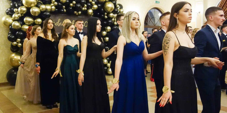 Mistrzowski polonez w wykonaniu uczniów „Chemika” [ZDJĘCIA]