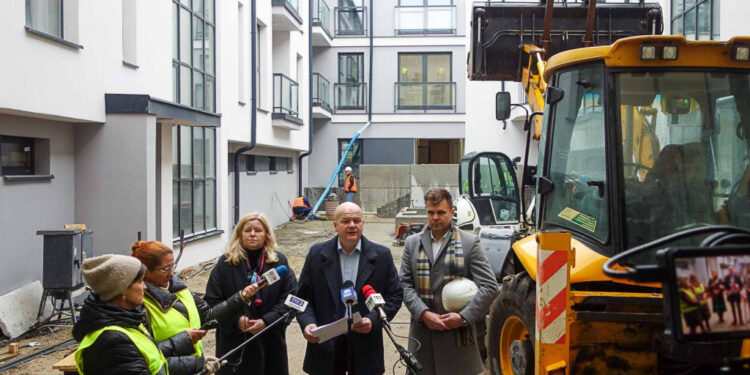 Kończy się przebudowa kamienicy przy Grodzkiej. Będą tam „mieszkania na start” [ZDJĘCIA]