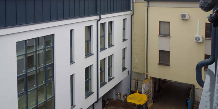 Kończy się przebudowa kamienicy przy Grodzkiej. Będą tam „mieszkania na start” [ZDJĘCIA]