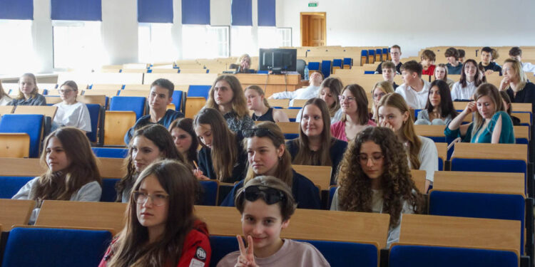 Uczniowie z Płocka i okolic wzięli udział w Debatach Oksfordzkich w Jagiellonce [ZDJECIA]