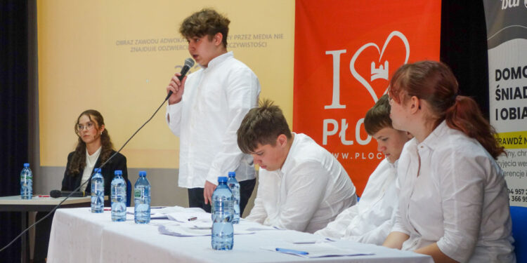 Uczniowie z Płocka i okolic wzięli udział w Debatach Oksfordzkich w Jagiellonce [ZDJECIA]