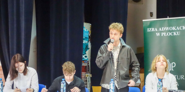 Uczniowie z Płocka i okolic wzięli udział w Debatach Oksfordzkich w Jagiellonce [ZDJECIA]