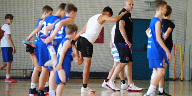 Młodzi płoccy koszykarze trenowali z Szymonem Szewczykiem [ZDJĘCIA]