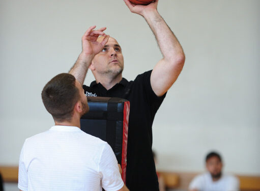 Młodzi płoccy koszykarze trenowali z Szymonem Szewczykiem [ZDJĘCIA]