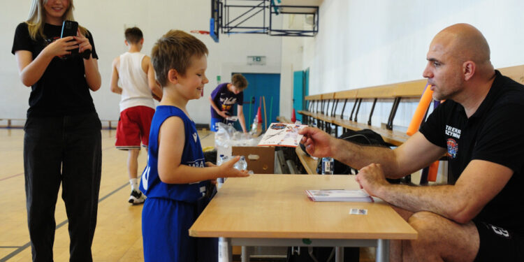 Młodzi płoccy koszykarze trenowali z Szymonem Szewczykiem [ZDJĘCIA]