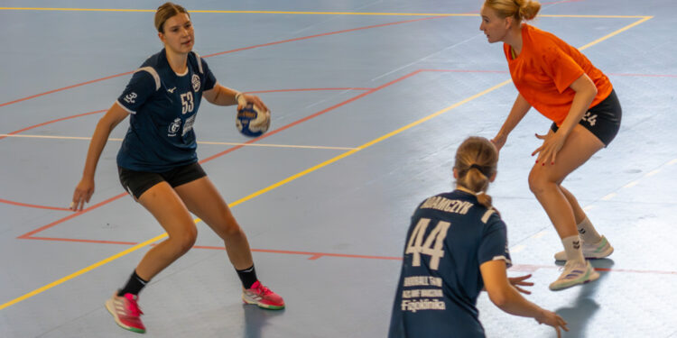 Pierwszy dzień Ogólnopolskiego Turnieju Piłki Ręcznej Kobiet w Płocku [FILM, ZDJĘCIA]