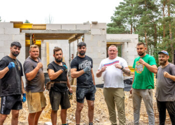 Bracia Tyburscy odbudowują dom pod Płockiem po pożarze [FILM, ZDJĘCIA]