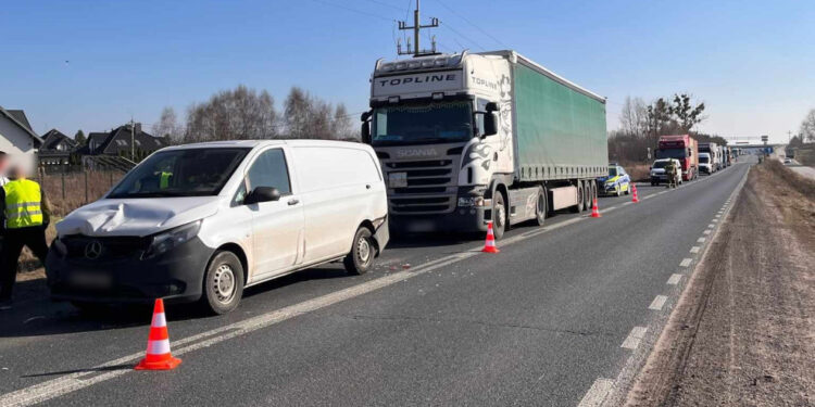 Zderzenie trzech pojazdów. Wszystko przez brak ostrożności [ZDJĘCIA]