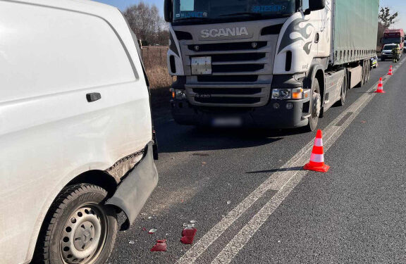 Zderzenie trzech pojazdów. Wszystko przez brak ostrożności [ZDJĘCIA]