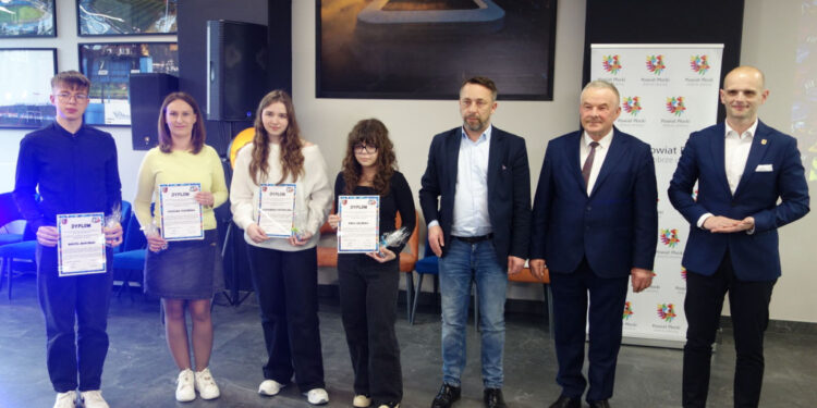 Samorząd podziękował powiatowym wolontariuszom. Zebrali rekordową kwotę