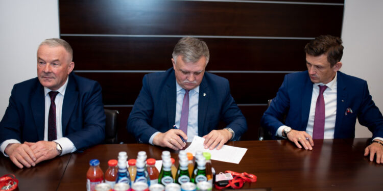 ORLEN przekazał ponad 140 mln zł na remonty dróg w regionie płockim. Sprawdź, które trasy zostaną naprawione!