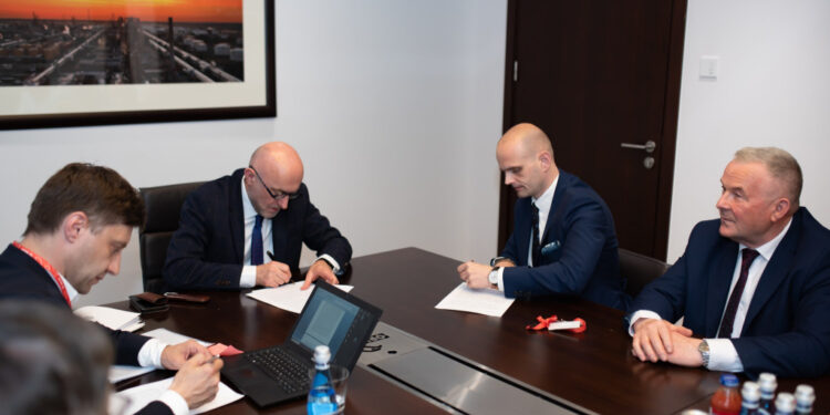 ORLEN przekazał ponad 140 mln zł na remonty dróg w regionie płockim. Sprawdź, które trasy zostaną naprawione!