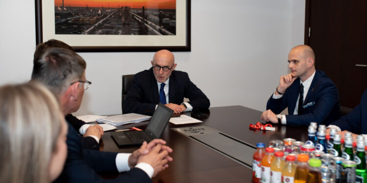 ORLEN przekazał ponad 140 mln zł na remonty dróg w regionie płockim. Sprawdź, które trasy zostaną naprawione!