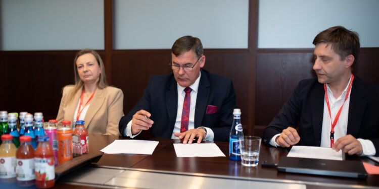 ORLEN przekazał ponad 140 mln zł na remonty dróg w regionie płockim. Sprawdź, które trasy zostaną naprawione!