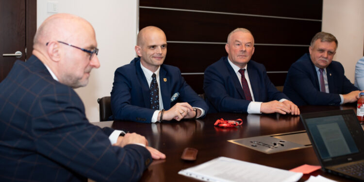ORLEN przekazał ponad 140 mln zł na remonty dróg w regionie płockim. Sprawdź, które trasy zostaną naprawione!