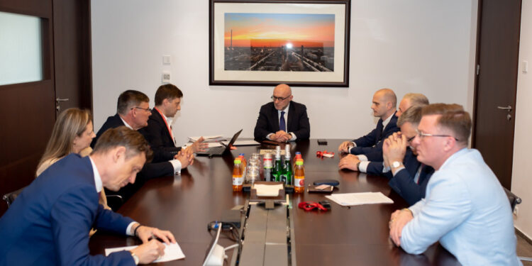 ORLEN przekazał ponad 140 mln zł na remonty dróg w regionie płockim. Sprawdź, które trasy zostaną naprawione!