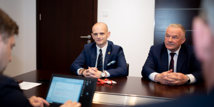 ORLEN przekazał ponad 140 mln zł na remonty dróg w regionie płockim. Sprawdź, które trasy zostaną naprawione!