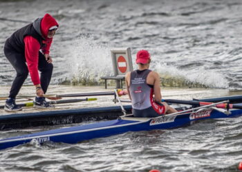 Sezon wioślarski rozpoczęty. Sportowcy zmagali się z trudną pogodą