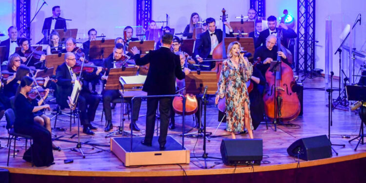 Piękna podróż do lat 20. i 30. z Płocką Orkiestrą Symfoniczną [ZDJĘCIA]