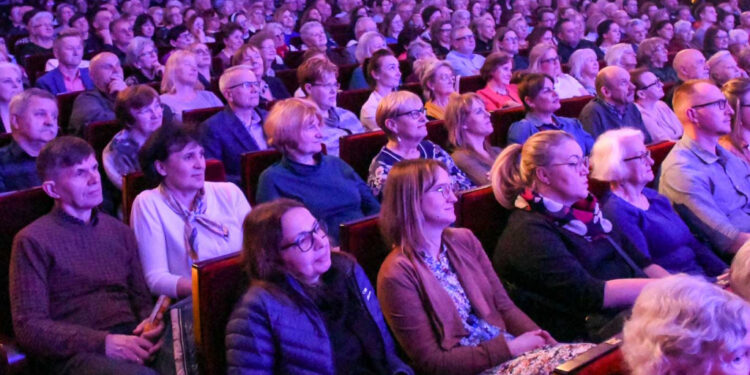 Piękna podróż do lat 20. i 30. z Płocką Orkiestrą Symfoniczną [ZDJĘCIA]