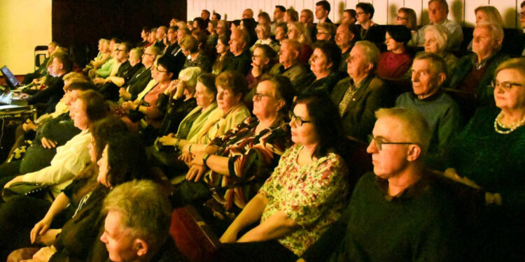 Piękna podróż do lat 20. i 30. z Płocką Orkiestrą Symfoniczną [ZDJĘCIA]