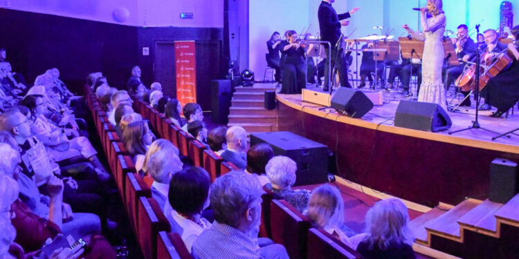 Piękna podróż do lat 20. i 30. z Płocką Orkiestrą Symfoniczną [ZDJĘCIA]