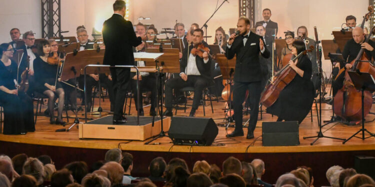 Piękna podróż do lat 20. i 30. z Płocką Orkiestrą Symfoniczną [ZDJĘCIA]