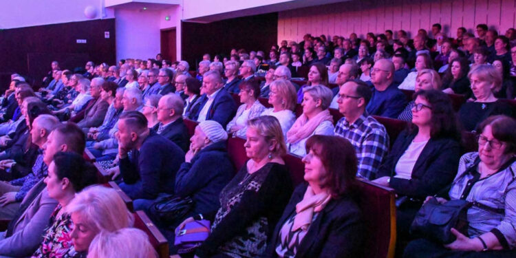 Piękna podróż do lat 20. i 30. z Płocką Orkiestrą Symfoniczną [ZDJĘCIA]