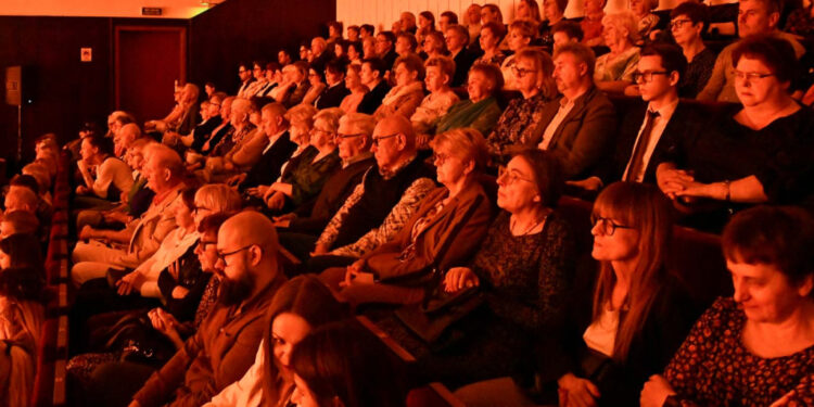 Piękna podróż do lat 20. i 30. z Płocką Orkiestrą Symfoniczną [ZDJĘCIA]