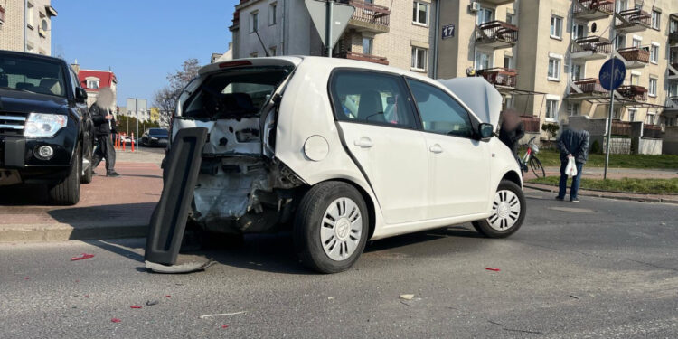 Zderzenie aut przy cofaniu. Dwie kobiety w szpitalu [ZDJĘCIA]