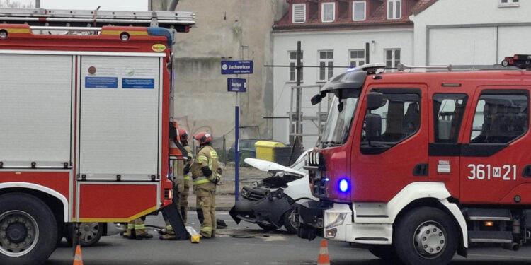 Zderzenie karetki pogotowia z dacią w centrum Płocka [ZDJĘCIA]