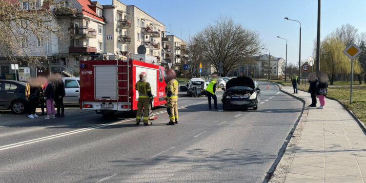 Zderzenie aut przy cofaniu. Dwie kobiety w szpitalu [ZDJĘCIA]