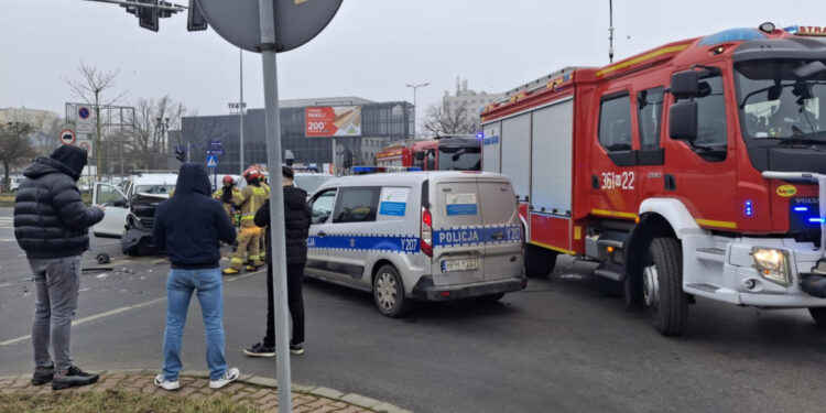 Zderzenie karetki pogotowia z dacią w centrum Płocka [ZDJĘCIA]