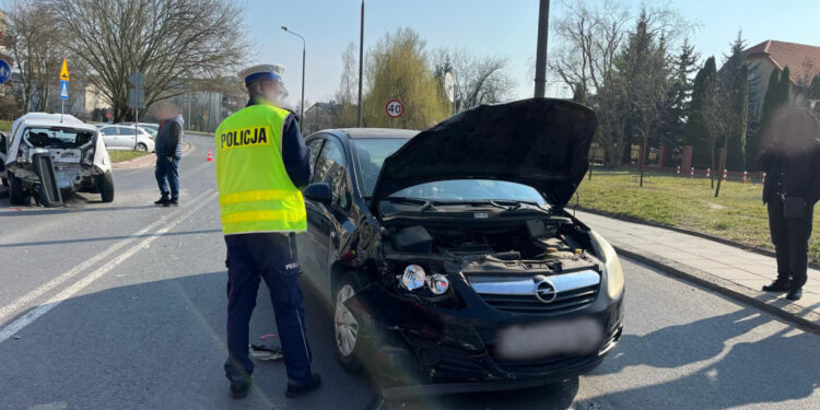 Zderzenie aut przy cofaniu. Dwie kobiety w szpitalu [ZDJĘCIA]