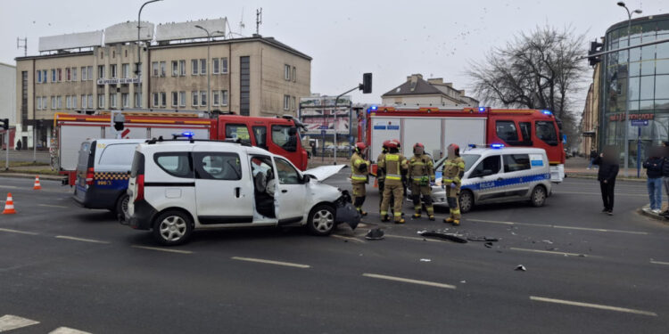 Zderzenie karetki pogotowia z dacią w centrum Płocka [ZDJĘCIA]