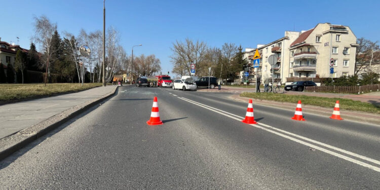 Zderzenie aut przy cofaniu. Dwie kobiety w szpitalu [ZDJĘCIA]