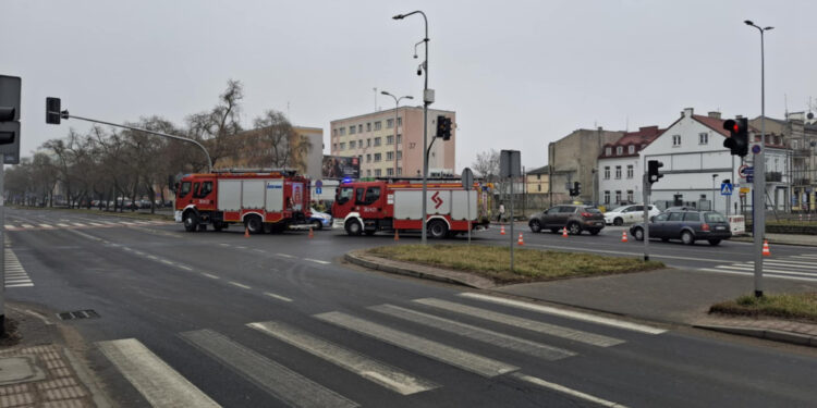 Zderzenie karetki pogotowia z dacią w centrum Płocka [ZDJĘCIA]