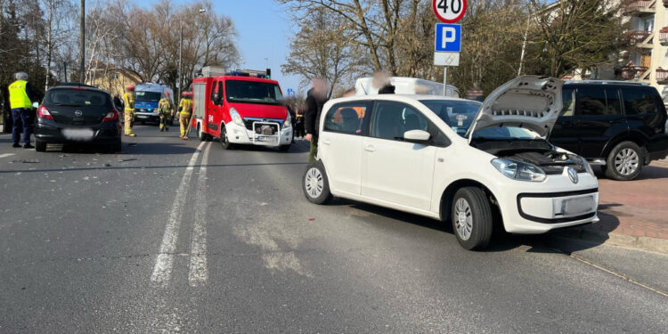 Zderzenie aut przy cofaniu. Dwie kobiety w szpitalu [ZDJĘCIA]