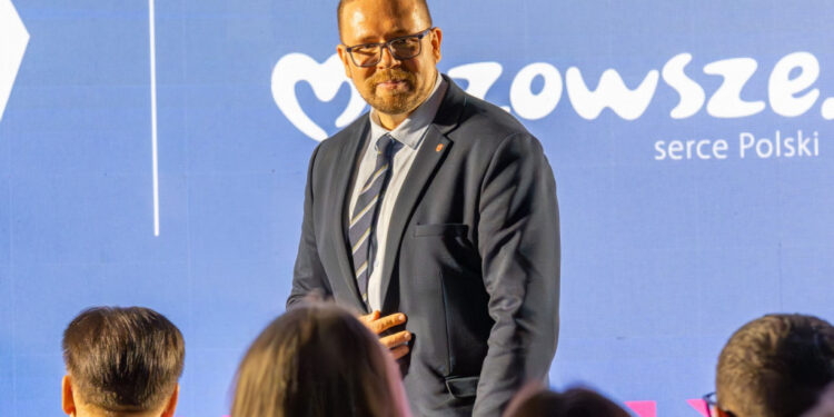 Prof. Bralczyk: „Dzisiaj byle co jest sensacją”. Kongres mediów za nami