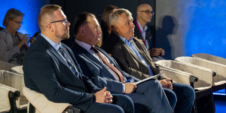 Prof. Bralczyk: „Dzisiaj byle co jest sensacją”. Kongres mediów za nami