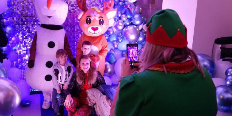 Bajkowy koncert w Płocku. Były prezenty, muzyka i Święty Mikołaj [ZDJĘCIA]