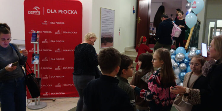 Bajkowy koncert w Płocku. Były prezenty, muzyka i Święty Mikołaj [ZDJĘCIA]