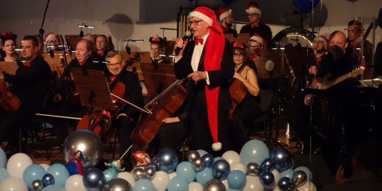 Bajkowy koncert w Płocku. Były prezenty, muzyka i Święty Mikołaj [ZDJĘCIA]