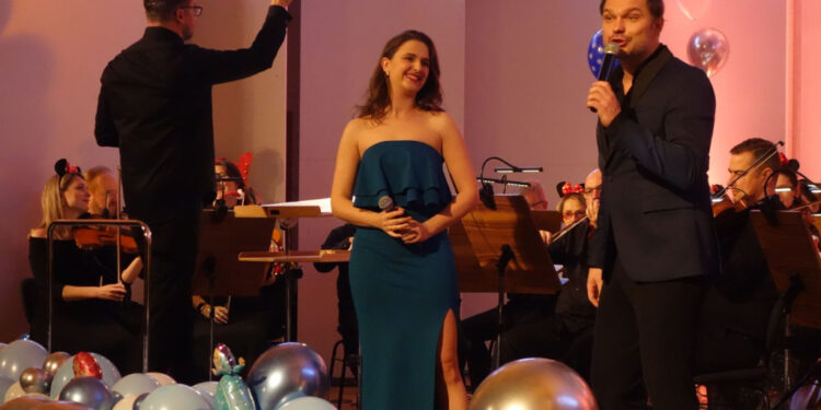 Bajkowy koncert w Płocku. Były prezenty, muzyka i Święty Mikołaj [ZDJĘCIA]
