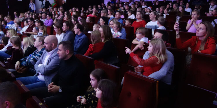 Bajkowy koncert w Płocku. Były prezenty, muzyka i Święty Mikołaj [ZDJĘCIA]