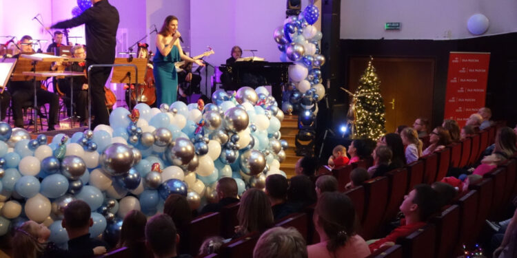 Bajkowy koncert w Płocku. Były prezenty, muzyka i Święty Mikołaj [ZDJĘCIA]