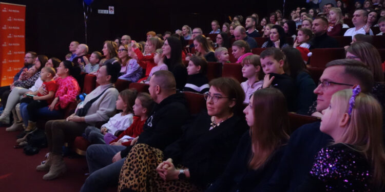 Bajkowy koncert w Płocku. Były prezenty, muzyka i Święty Mikołaj [ZDJĘCIA]