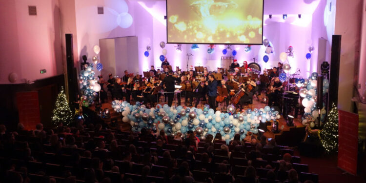 Bajkowy koncert w Płocku. Były prezenty, muzyka i Święty Mikołaj [ZDJĘCIA]