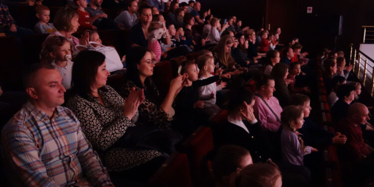 Bajkowy koncert w Płocku. Były prezenty, muzyka i Święty Mikołaj [ZDJĘCIA]